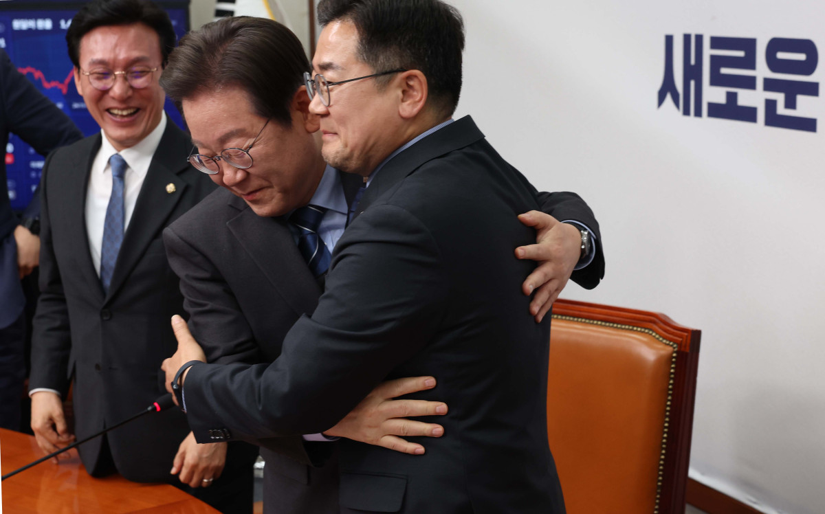 ▲이재명(왼쪽) 더불어민주당 대표와 박찬대 원내대표가 9일 서울 여의도 국회에서 열린 민주당 최고위원회의에서 포옹하고 있다. 이 대표는 이날 대표직 사퇴 의사를 밝혔다. 신태현 기자 holjjak@