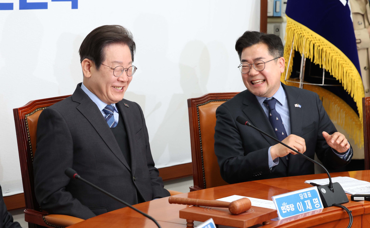 ▲이재명(왼쪽) 더불어민주당 대표와 박찬대 원내대표가 9일 서울 여의도 국회에서 열린 민주당 최고위원회의에서 미소짓고 있다. 이 대표는 이날 대표직 사퇴 의사를 밝혔다. 신태현 기자 holjjak@