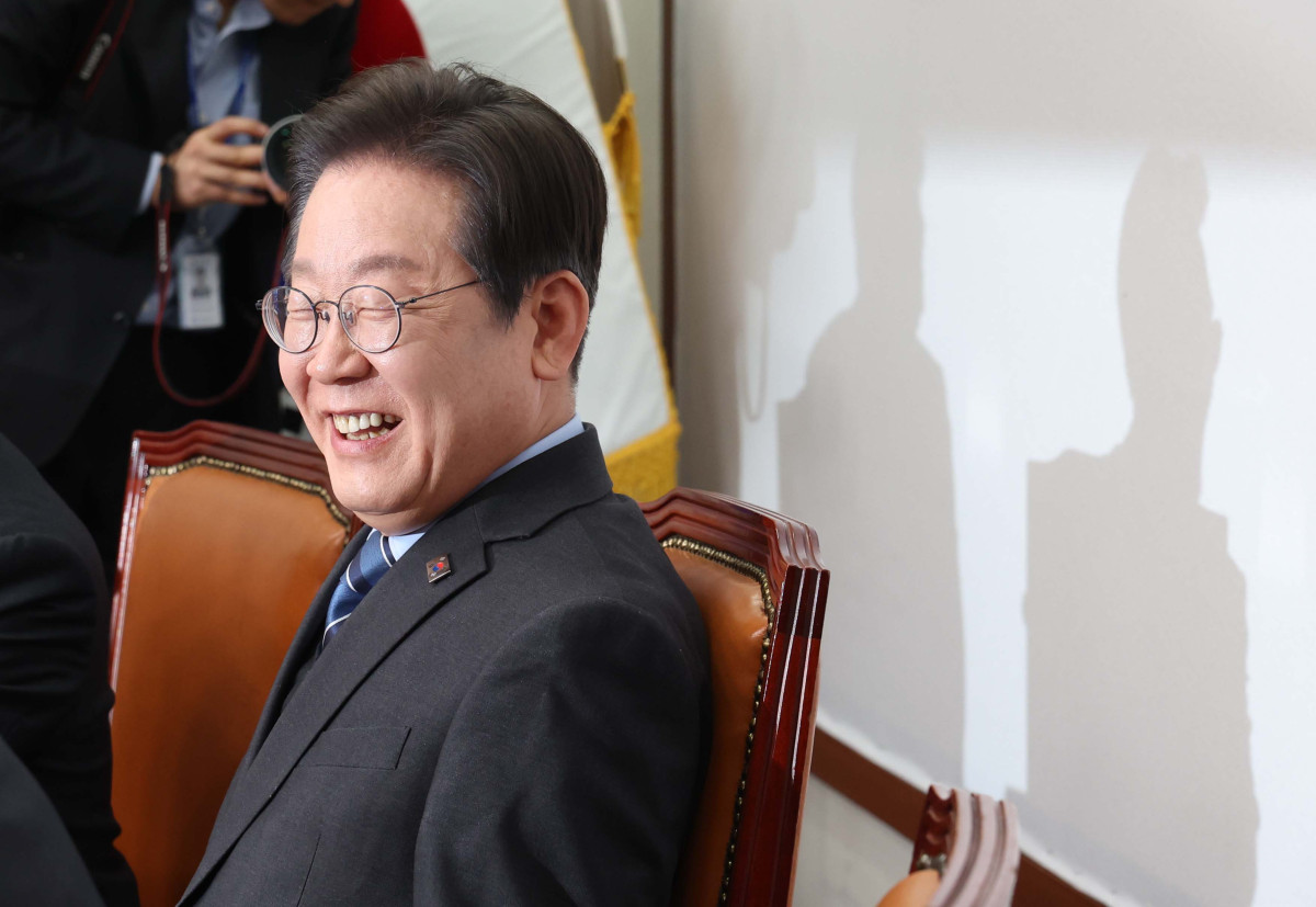 ▲이재명 더불어민주당 대표가 9일 서울 여의도 국회에서 열린 민주당 최고위원회의에서 미소짓고 있다. 이 대표는 이날 대표직 사퇴 의사를 밝혔다. 신태현 기자 holjjak@