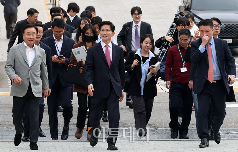 ▲김문수 전 고용노동부 장관이 9일 서울 여의도 국회 소통관에서 제21대 대통령 국민의힘 경선후보 출마 선언을 하기 위해 이동하고 있다. 고이란 기자 photoran@