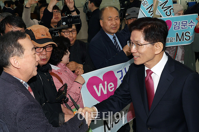 ▲김문수(오른쪽) 전 고용노동부 장관이 9일 서울 여의도 국회 소통관에서 제21대 대통령 국민의힘 경선후보 출마 선언에 앞서 지지자들과 인사하고 있다. 고이란 기자 photoran@