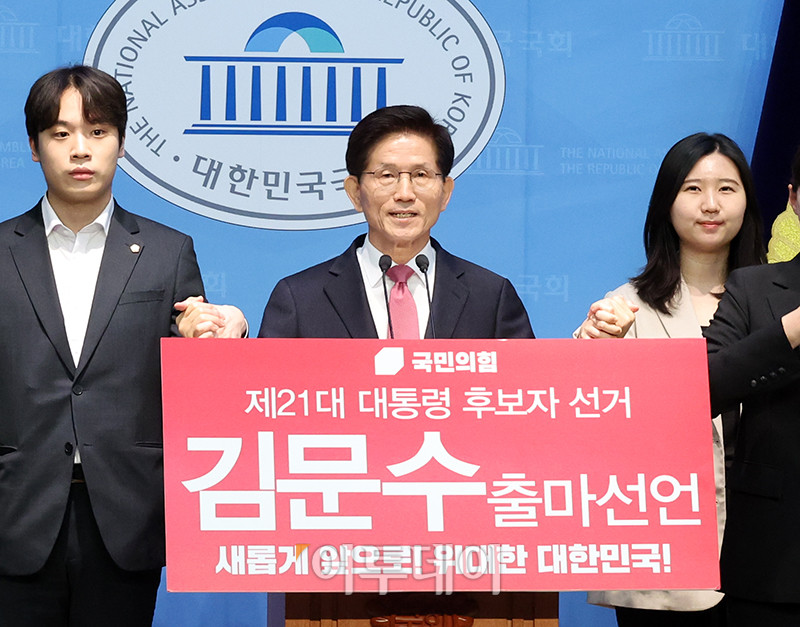 ▲김문수 전 고용노동부 장관이 9일 서울 여의도 국회 소통관에서 제21대 대통령 국민의힘 경선후보 출마 선언을 하고 있다. 고이란 기자 photoran@