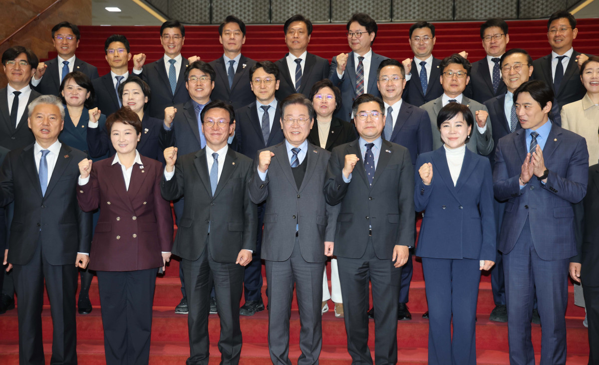 ▲이재명 더불어민주당 대표가 9일 서울 여의도 국회에서 21대 대통령 선거 출마를 위한 대표직 사퇴 의사를 밝힌 뒤 박찬대 원내대표를 비롯한 최고위원 및 당 관계자 등과 함께 기념촬영을 하고 있다. 신태현 기자 holjjak@