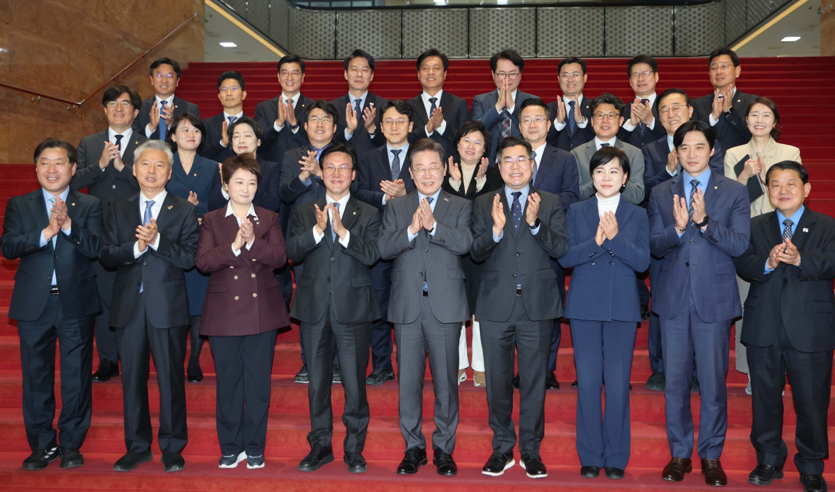 ▲이재명 더불어민주당 대표가 9일 서울 여의도 국회에서 21대 대통령 선거 출마를 위한 대표직 사퇴 의사를 밝힌 뒤 박찬대 원내대표를 비롯한 최고위원 및 당 관계자 등과 함께 기념촬영을 하고 있다. 신태현 기자 holjjak@