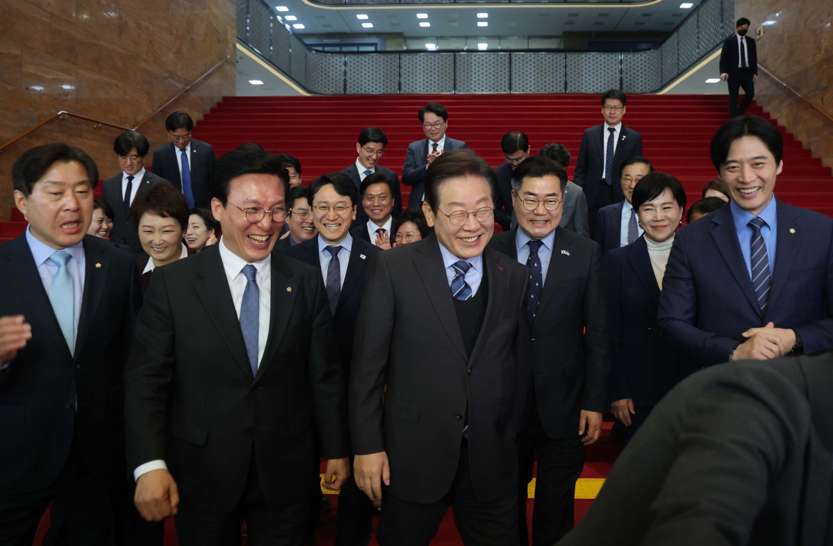 ▲이재명 더불어민주당 대표가 9일 서울 여의도 국회에서 21대 대통령 선거 출마를 위한 대표직 사퇴 의사를 밝힌 뒤 박찬대 원내대표를 비롯한 최고위원 및 당 관계자 등과 함께 기념촬영을 마친 뒤 국회를 나서고 있다. 신태현 기자 holjjak@