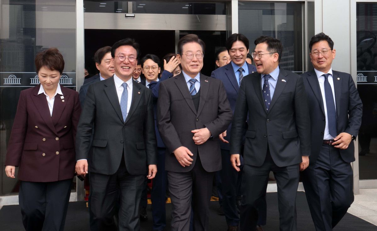 ▲이재명 더불어민주당 대표가 9일 서울 여의도 국회에서 21대 대통령 선거 출마를 위한 대표직 사퇴 의사를 밝힌 뒤 박찬대 원내대표를 비롯한 최고위원 및 당 관계자 등과 함께 기념촬영을 마친 뒤 국회를 나서고 있다. 신태현 기자 holjjak@