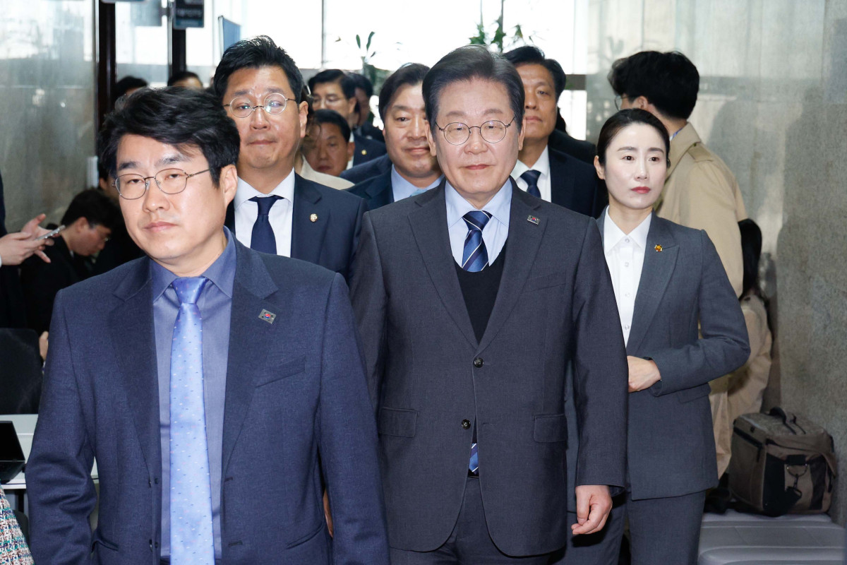 ▲이재명 더불어민주당 대표가 9일 서울 여의도 국회에서 21대 대통령 선거 출마를 위한 대표직 사퇴 의사를 밝힌 뒤 최고위원들과 기념 촬영을 위해 본청 계단으로 이동하고 있다. 신태현 기자 holjjak@