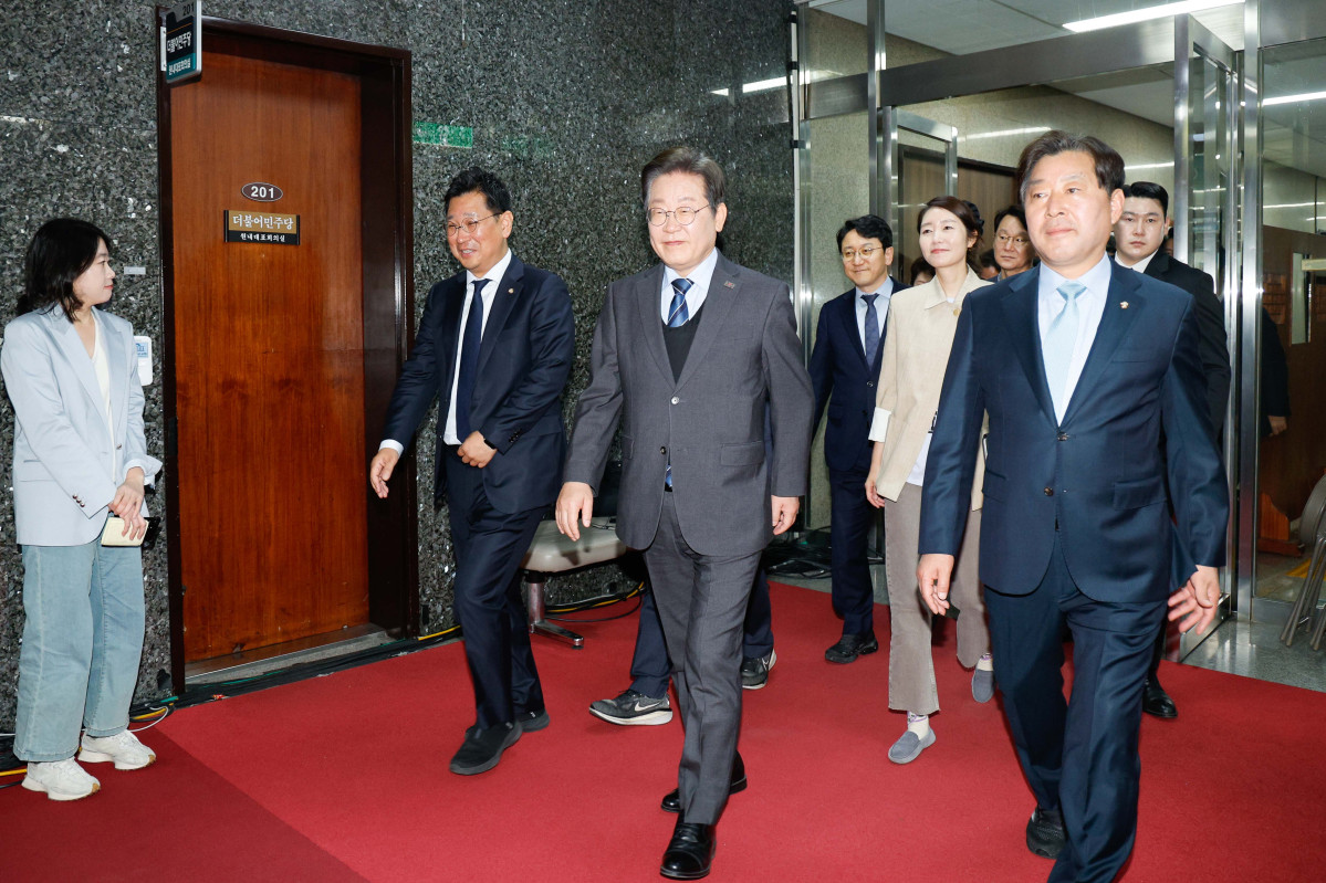 ▲이재명 더불어민주당 대표가 9일 서울 여의도 국회에서 21대 대통령 선거 출마를 위한 대표직 사퇴 의사를 밝힌 뒤 최고위원들과 기념 촬영을 위해 본청 계단으로 이동하고 있다. 신태현 기자 holjjak@