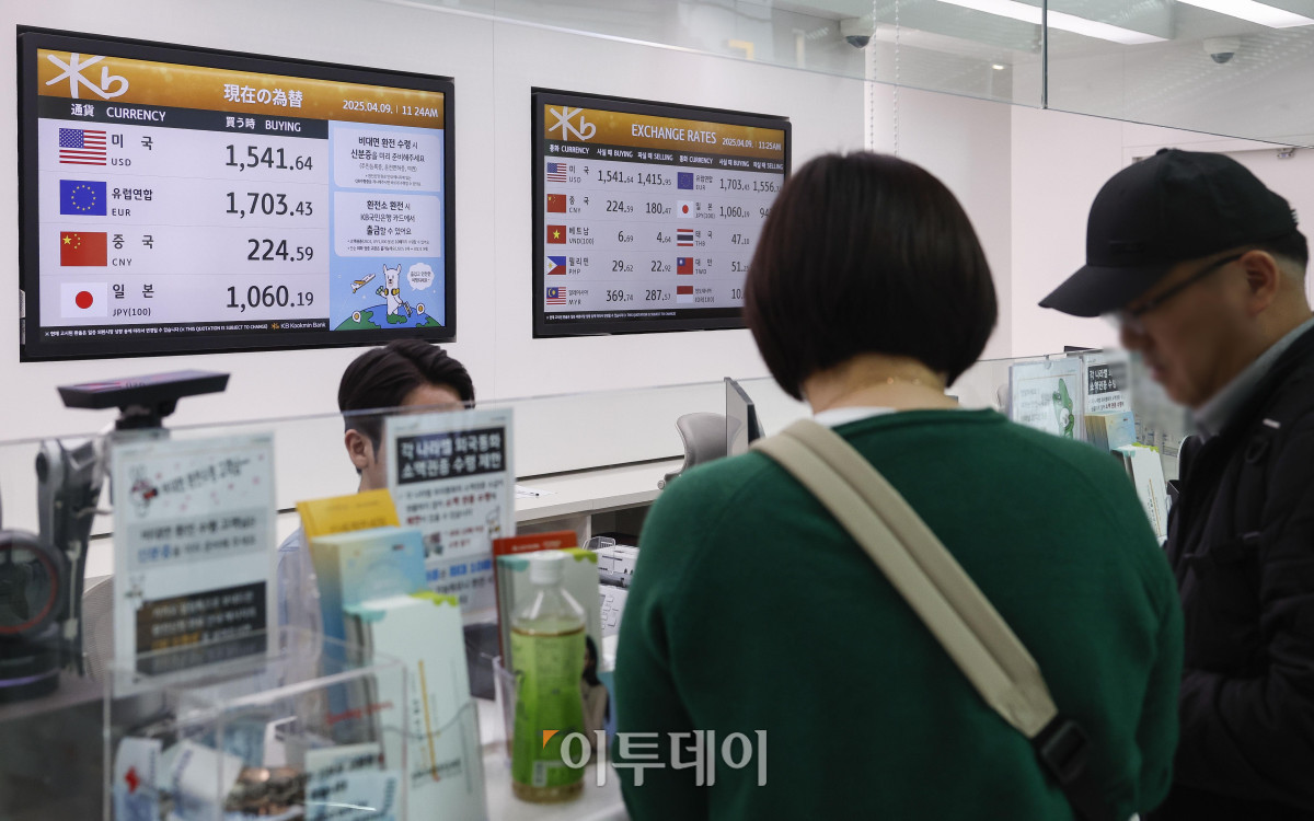 ▲원·달러환율이 1480원대까지 급등하며 1500원 선을 위협하는 가운데 9일 인천국제공항 제2여객터미널 환전소에 환율이 표시돼 있다. 이날 서울 외환시장에서 원·달러 환율은 오전 10시 기준 전날 주간 거래 종가보다 9.8원 오른 1483.0원을 기록했다. 이는 2009년 금융위기 이후 가장 높은 수준이다. 조현호 기자 hyunho@