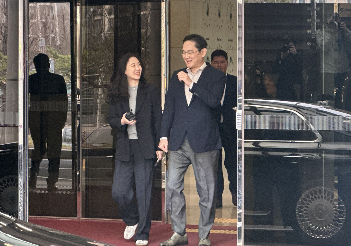 ▲일본 출장을 마무리한 이재용 삼성전자 회장이 9일 서울 김포 비즈니스 항공센터를 통해 귀국하고 있다. (이수진 기자)