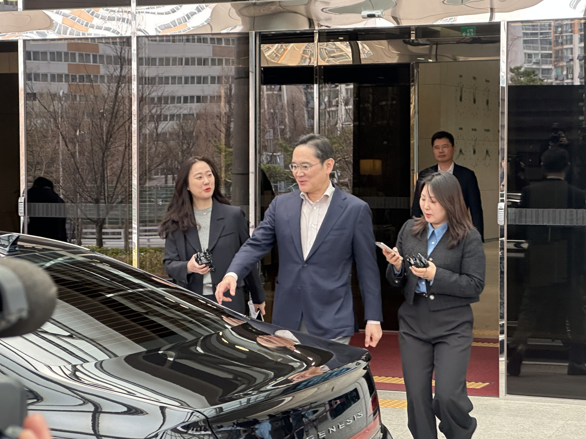 ▲일본 출장을 마무리한 이재용 삼성전자 회장이 9일 서울 김포 비즈니스 항공센터를 통해 귀국하고 있다. (이수진 기자)