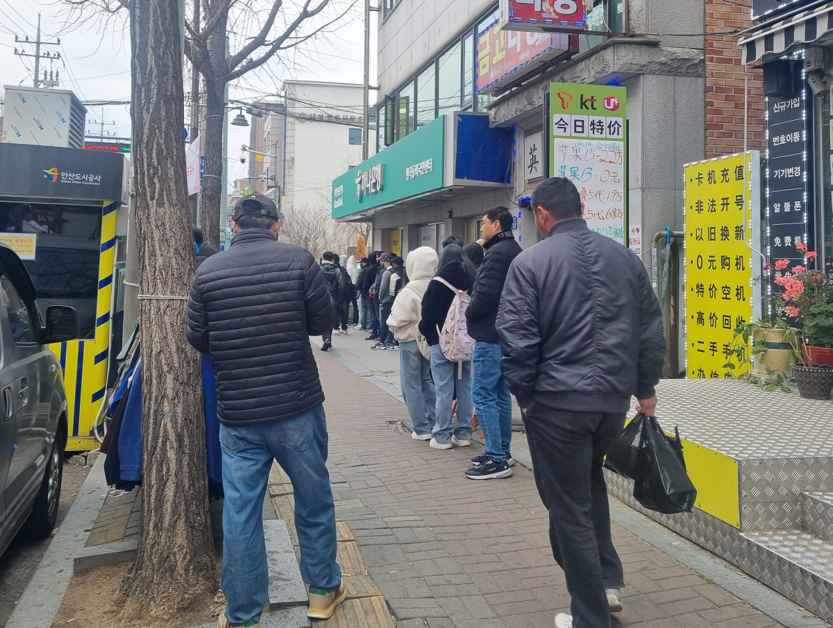 ▲3월 16일 일요일 오전 11시께 찾은 경기도 안산시 단원구 하나은행 원곡동외국인센터의 모습. 센터 입구에서 시작된 줄은 다음 가게 앞까지 이어졌다. (유하영 기자 haha@)