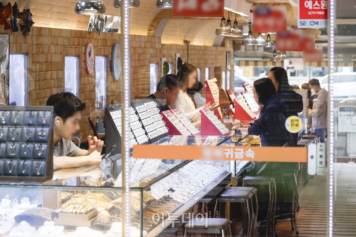 ▲금값이 연일 고공행진을 거듭하는 가운데 9일 서울 종로구 귀금속점이 한산한 모습을 보이고 있다. 8일(현지시간) CNBC방송에 따르면 뉴욕상업거래소(COMEX)에서 금 현물가격은 전 거래일 대비 0.1% 상승한 온스당 2984.16달러에 마감했다. 장 초반 1.3%까지 올랐다가 상승 폭을 좁혔다. 다만 도널드 트럼프 미국 대통령을 중심으로 관세장벽이 세워지고 경기둔화 가능성이 점쳐지면서 금을 찾는 시민은 줄어들고 있다. 탄핵 정국 해소로 국내 정치적 변수가 해소되면서 경제·증시 회복 등을 기대했지만 국제 경제 악화로 기대했던 반등은 실현되지 않는 모양새다. 조현호 기자 hyunho@