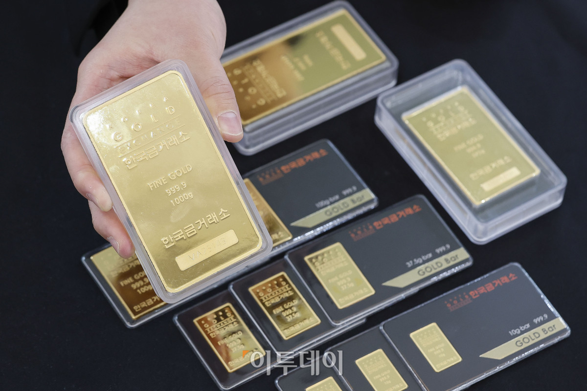 ▲금값이 연일 고공행진을 거듭하는 가운데 9일 서울 종로구 한국금거래소 종로본점에서 직원이 금을 정리하고 있다. 8일(현지시간) CNBC방송에 따르면 뉴욕상업거래소(COMEX)에서 금 현물가격은 전 거래일 대비 0.1% 상승한 온스당 2984.16달러에 마감했다. 장 초반 1.3%까지 올랐다가 상승 폭을 좁혔다. 다만 도널드 트럼프 미국 대통령을 중심으로 관세장벽이 세워지고 경기둔화 가능성이 점쳐지면서 금을 찾는 시민은 줄어들고 있다. 탄핵 정국 해소로 국내 정치적 변수가 해소되면서 경제·증시 회복 등을 기대했지만 국제 경제 악화로 기대했던 반등은 실현되지 않는 모양새다. 조현호 기자 hyunho@