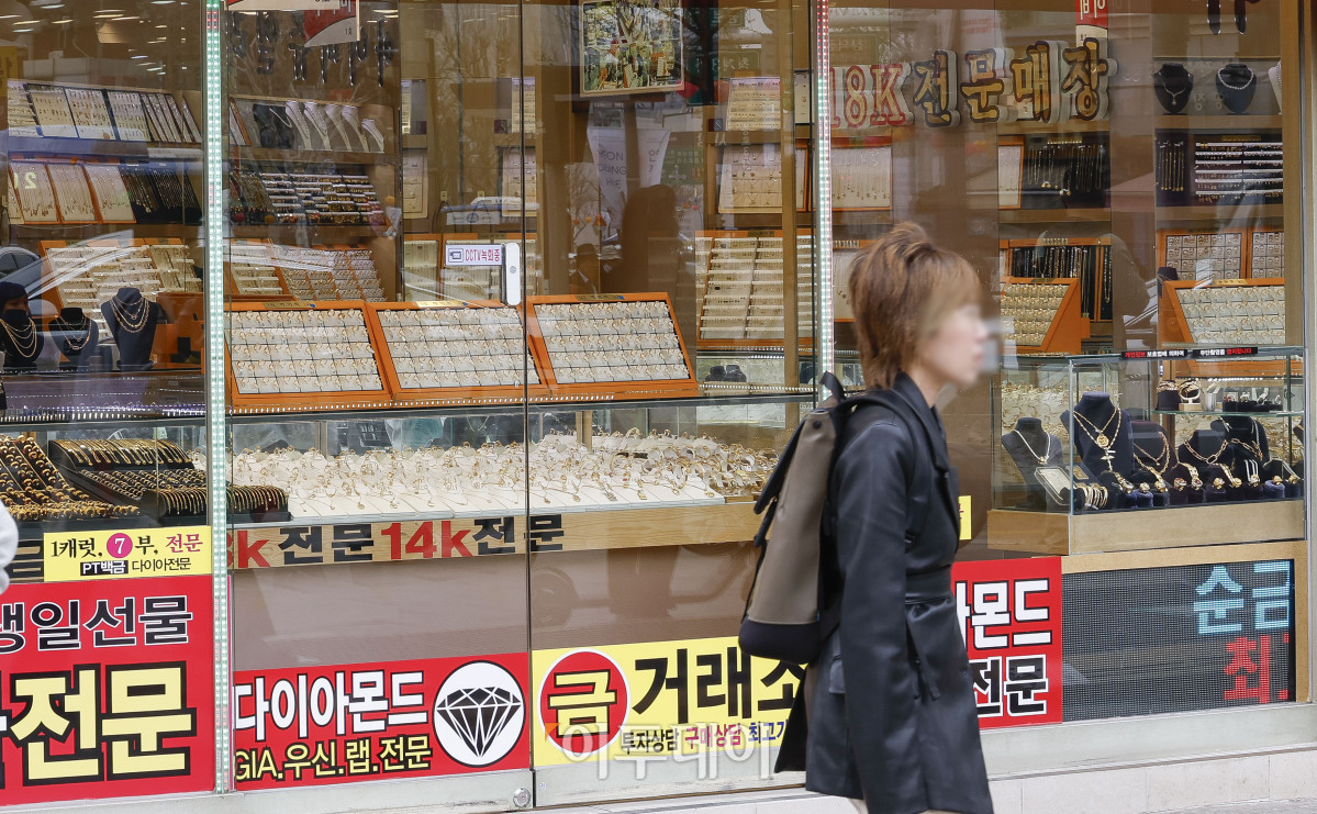 ▲금값이 연일 고공행진을 거듭하는 가운데 9일 서울 종로구 귀금속점이 한산한 모습을 보이고 있다. 8일(현지시간) CNBC방송에 따르면 뉴욕상업거래소(COMEX)에서 금 현물가격은 전 거래일 대비 0.1% 상승한 온스당 2984.16달러에 마감했다. 장 초반 1.3%까지 올랐다가 상승 폭을 좁혔다. 다만 도널드 트럼프 미국 대통령을 중심으로 관세장벽이 세워지고 경기둔화 가능성이 점쳐지면서 금을 찾는 시민은 줄어들고 있다. 탄핵 정국 해소로 국내 정치적 변수가 해소되면서 경제·증시 회복 등을 기대했지만 국제 경제 악화로 기대했던 반등은 실현되지 않는 모양새다. 조현호 기자 hyunho@