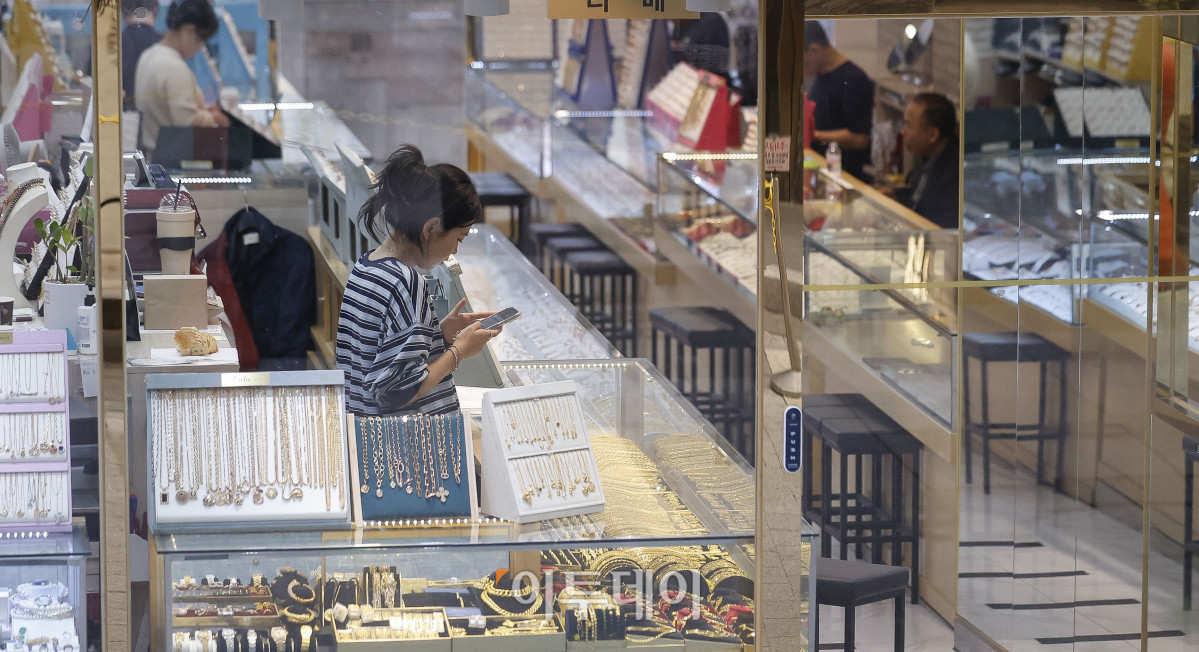 ▲금값이 연일 고공행진을 거듭하는 가운데 9일 서울 종로구 귀금속점이 한산한 모습을 보이고 있다. 8일(현지시간) CNBC방송에 따르면 뉴욕상업거래소(COMEX)에서 금 현물가격은 전 거래일 대비 0.1% 상승한 온스당 2984.16달러에 마감했다. 장 초반 1.3%까지 올랐다가 상승 폭을 좁혔다. 다만 도널드 트럼프 미국 대통령을 중심으로 관세장벽이 세워지고 경기둔화 가능성이 점쳐지면서 금을 찾는 시민은 줄어들고 있다. 탄핵 정국 해소로 국내 정치적 변수가 해소되면서 경제·증시 회복 등을 기대했지만 국제 경제 악화로 기대했던 반등은 실현되지 않는 모양새다. 조현호 기자 hyunho@