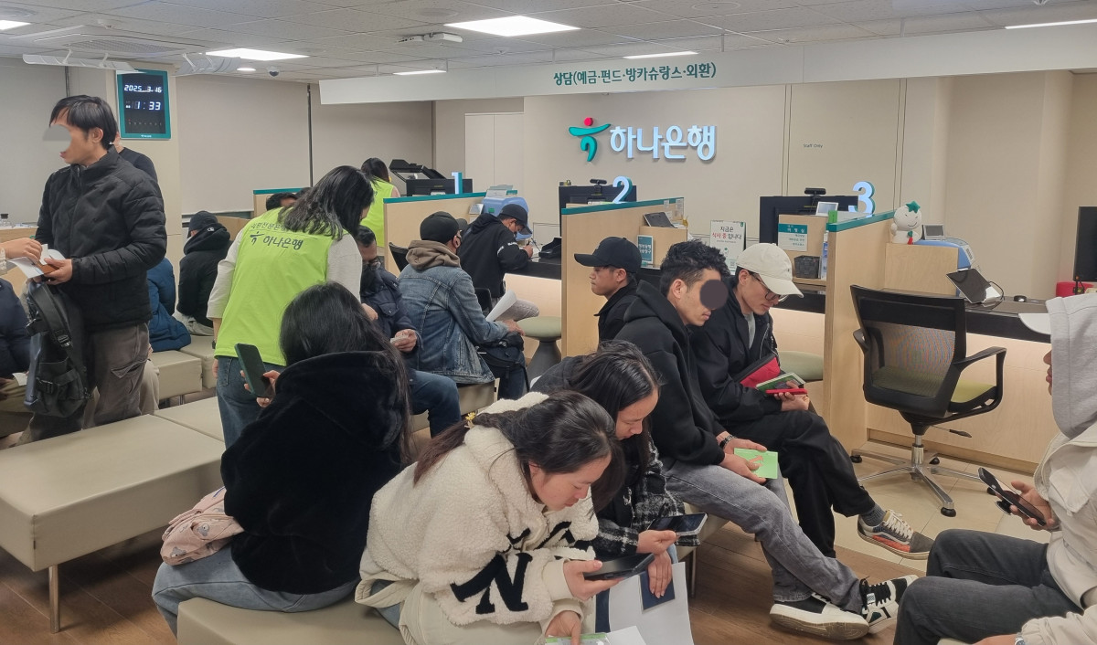 ▲약 두 시간 줄을 선 끝에 들어간 하나은행 원곡동외국인센터 1층에는 외국인 고객이 20명가량 대기 중이었다. 고객들 사이에서 외국어에 능통한 계약직 직원 7명이 은행 애플리케이션 이용법 등을 안내하고 있었다. (유하영 기자 haha@)
