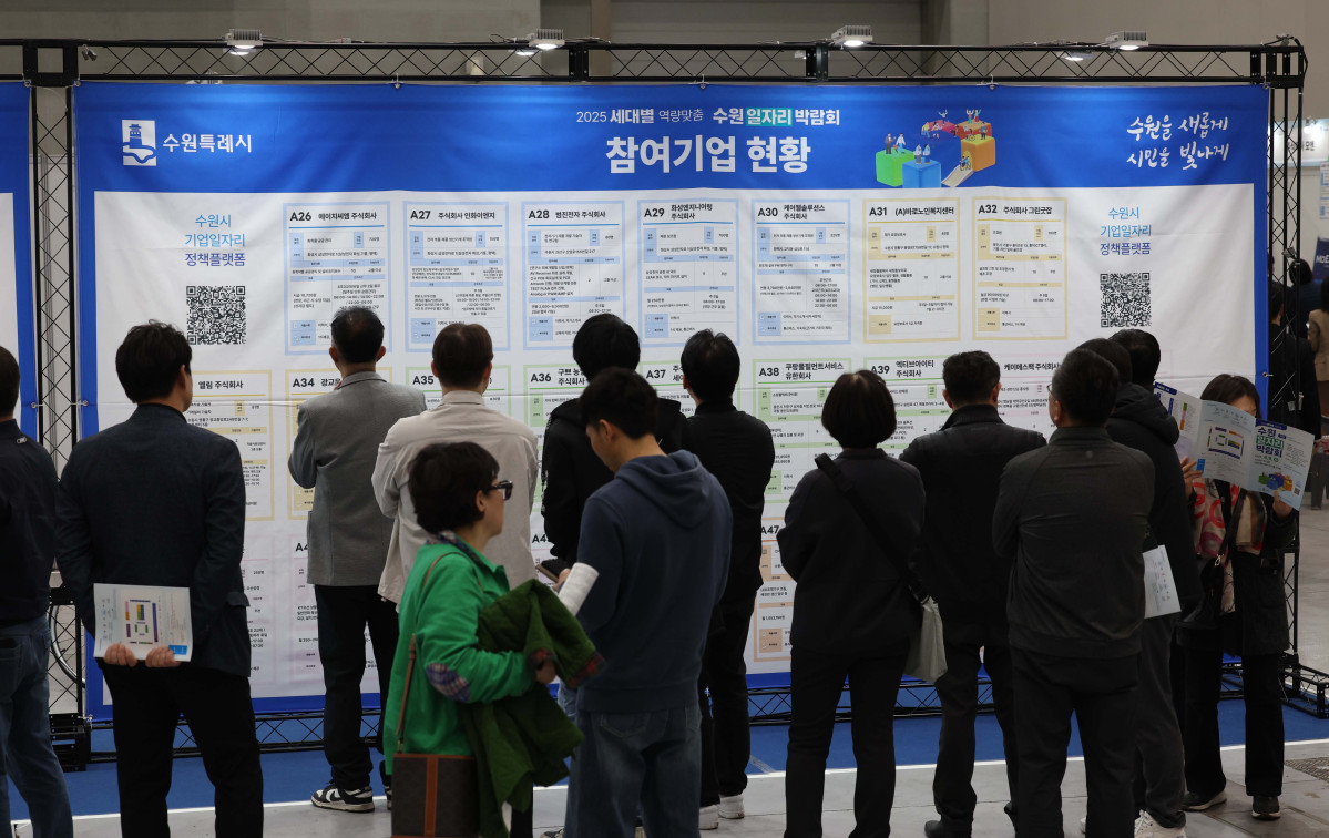 ▲9일 경기 수원시 수원컨벤션센터에서 열린 ‘2025 세대별 역량맞춤 수원 일자리 박람회’에서 구직자들이 참여기업 현황 게시판을 살펴보고 있다. 이번 일자리박람회엔 지역 내 50개 기업이 참여, 현장 면접을 통해 총 300명을 선발한다. 한편 이날 통계청이 발표한 '3월 고용동향'에 따르면 지난달 15세 이상 취업자는 2858만9000명으로 작년 같은 달과 비교해 19만3000명 증가, 석달연속 10만명대 증가세를 이어갔다. 신태현 기자 holjjak@