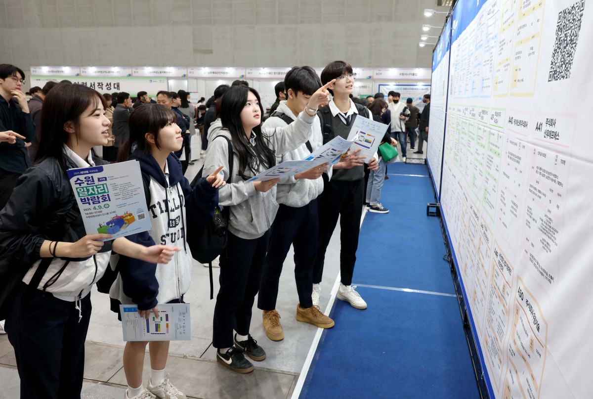 ▲9일 경기 수원시 수원컨벤션센터에서 열린 ‘2025 세대별 역량맞춤 수원 일자리 박람회’에서 학생 구직자들이 참여기업 현황 게시판을 살펴보고 있다. 이번 일자리박람회엔 지역 내 50개 기업이 참여, 현장 면접을 통해 총 300명을 선발한다. 한편 이날 통계청이 발표한 '3월 고용동향'에 따르면 지난달 15세 이상 취업자는 2858만9000명으로 작년 같은 달과 비교해 19만3000명 증가, 석달연속 10만명대 증가세를 이어갔다. 신태현 기자 holjjak@