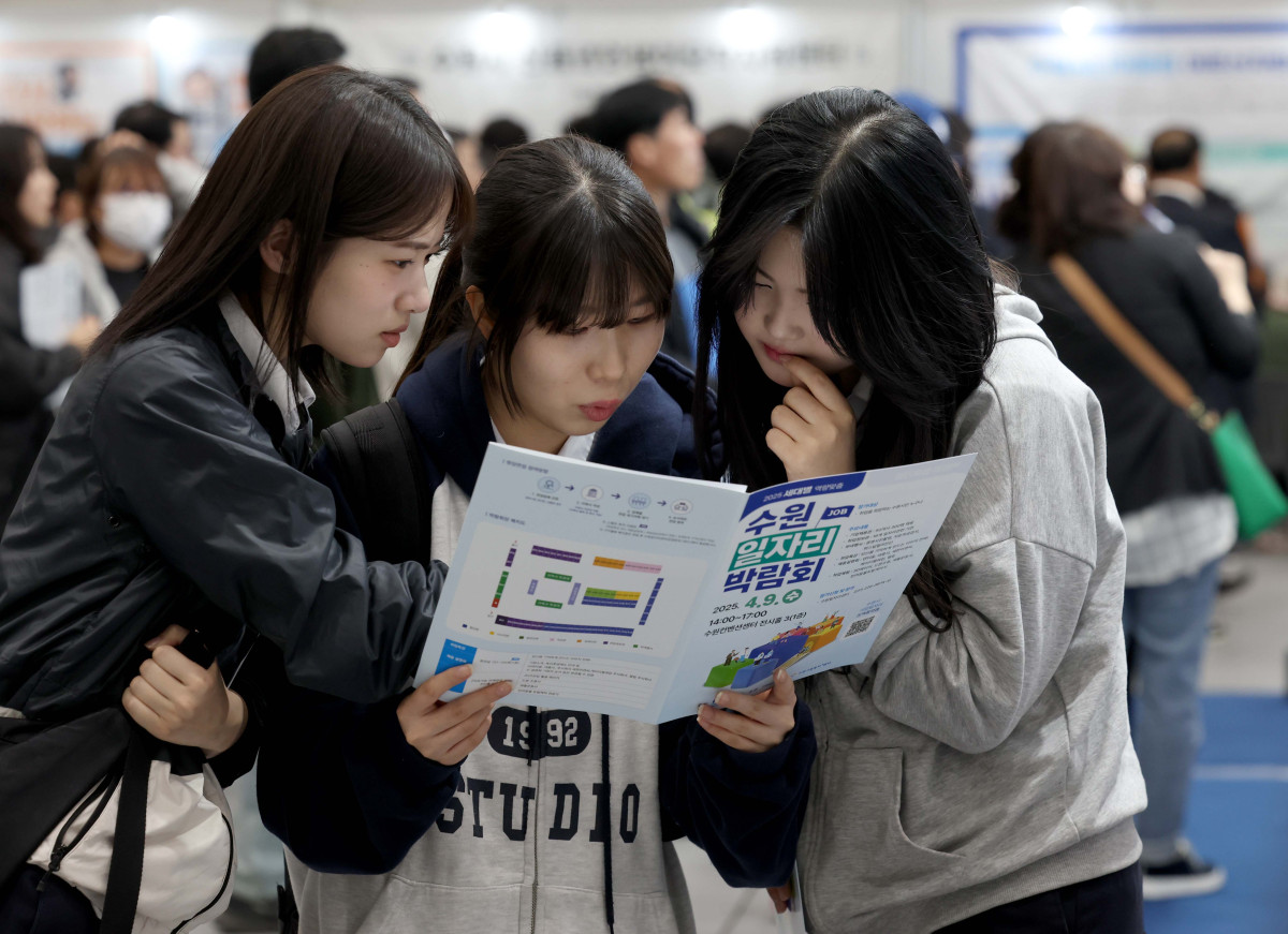 ▲9일 경기 수원시 수원컨벤션센터에서 열린 ‘2025 세대별 역량맞춤 수원 일자리 박람회’에서 학생 구직자들이 안내책자를 살펴보고 있다. 이번 일자리박람회엔 지역 내 50개 기업이 참여, 현장 면접을 통해 총 300명을 선발한다. 한편 이날 통계청이 발표한 '3월 고용동향'에 따르면 지난달 15세 이상 취업자는 2858만9000명으로 작년 같은 달과 비교해 19만3000명 증가, 석달연속 10만명대 증가세를 이어갔다. 신태현 기자 holjjak@