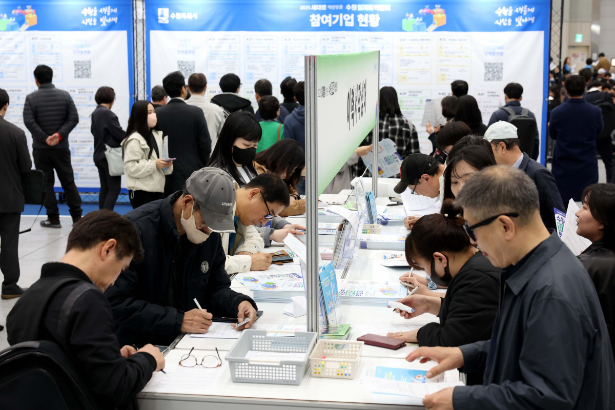 ▲9일 경기 수원시 수원컨벤션센터에서 열린 ‘2025 세대별 역량맞춤 수원 일자리 박람회’에서 구직자들이 이력서를 작성하고 있다. 이번 일자리박람회엔 지역 내 50개 기업이 참여, 현장 면접을 통해 총 300명을 선발한다. 한편 이날 통계청이 발표한 '3월 고용동향'에 따르면 지난달 15세 이상 취업자는 2858만9000명으로 작년 같은 달과 비교해 19만3000명 증가, 석달연속 10만명대 증가세를 이어갔다. 신태현 기자 holjjak@