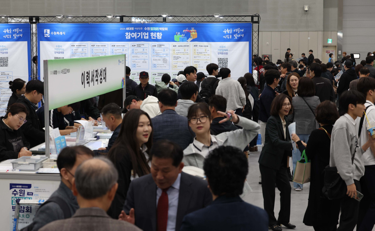 ▲9일 경기 수원시 수원컨벤션센터에서 열린 ‘2025 세대별 역량맞춤 수원 일자리 박람회’ 행사장이 구직자들로 붐비고 있다. 이번 일자리박람회엔 지역 내 50개 기업이 참여, 현장 면접을 통해 총 300명을 선발한다. 한편 이날 통계청이 발표한 '3월 고용동향'에 따르면 지난달 15세 이상 취업자는 2858만9000명으로 작년 같은 달과 비교해 19만3000명 증가, 석달연속 10만명대 증가세를 이어갔다. 신태현 기자 holjjak@