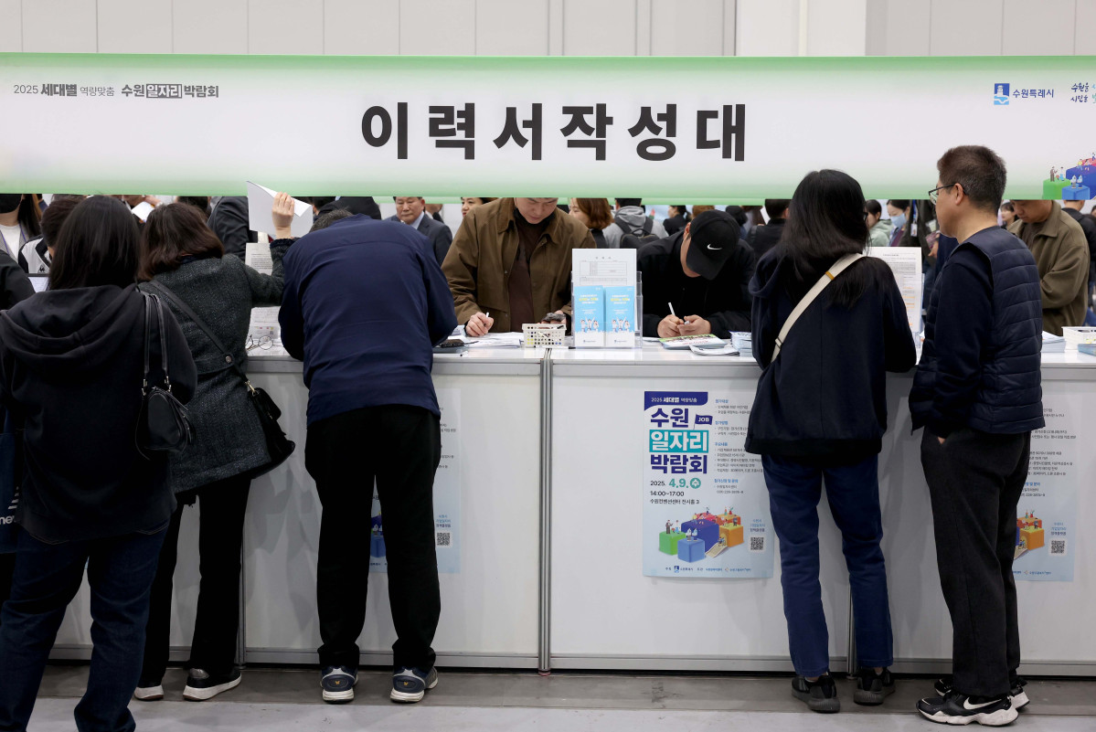 ▲9일 경기 수원시 수원컨벤션센터에서 열린 ‘2025 세대별 역량맞춤 수원 일자리 박람회’에서 구직자들이 이력서를 작성하고 있다. 이번 일자리박람회엔 지역 내 50개 기업이 참여, 현장 면접을 통해 총 300명을 선발한다. 한편 이날 통계청이 발표한 '3월 고용동향'에 따르면 지난달 15세 이상 취업자는 2858만9000명으로 작년 같은 달과 비교해 19만3000명 증가, 석달연속 10만명대 증가세를 이어갔다. 신태현 기자 holjjak@
