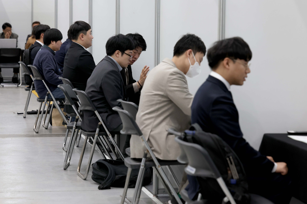 ▲9일 경기 수원시 수원컨벤션센터에서 열린 ‘2025 세대별 역량맞춤 수원 일자리 박람회’에서 구직자들이 현장면접을 보고 있다. 이번 일자리박람회엔 지역 내 50개 기업이 참여, 현장 면접을 통해 총 300명을 선발한다. 한편 이날 통계청이 발표한 '3월 고용동향'에 따르면 지난달 15세 이상 취업자는 2858만9000명으로 작년 같은 달과 비교해 19만3000명 증가, 석달연속 10만명대 증가세를 이어갔다. 신태현 기자 holjjak@