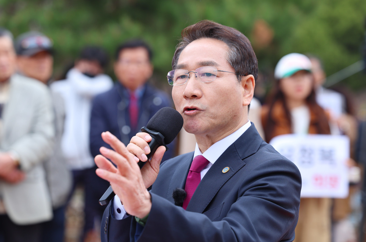 ▲유정복 인천시장이 9일 인천 중구 자유공원 맥아더 동상 앞에서 제21대 대통령 선거 출마를 선언하고 있다. (연합뉴스)