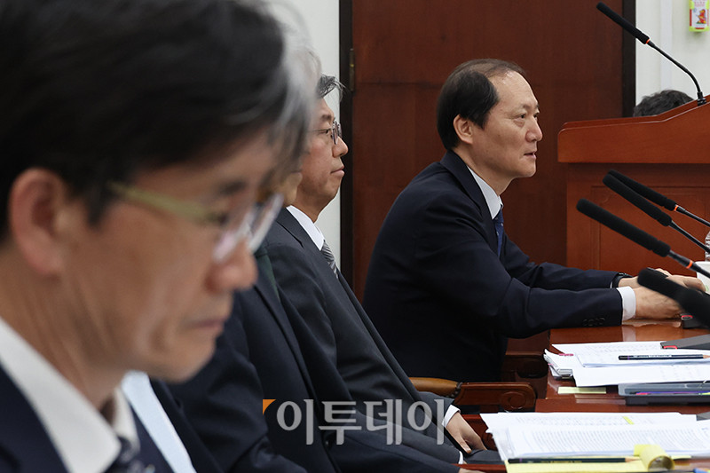 ▲이완규 법제처장이 9일 서울 여의도 국회에서 열린 법제사법위원회 전체회의에서 의원 질의에 답하고 있다. 왼쪽은 오둥운 고위공직자범죄수사처장. 고이란 기자 photoeran@