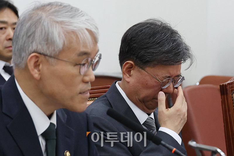 ▲김정원 헌법재판소 사무처장이 9일 서울 여의도 국회에서 열린 법제사법위원회 전체회의에서 얼굴을 만지고 있다. 왼쪽은 천대엽 법원행정처장. 고이란 기자 photoeran@