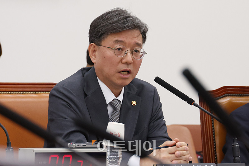 ▲김정원 헌법재판소 사무처장이 9일 서울 여의도 국회에서 열린 법제사법위원회 전체회의에서 의원 질의에 답하고 있다. 고이란 기자 photoeran@