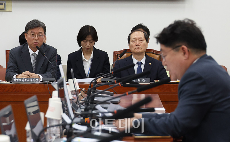 ▲김정원 헌법재판소 사무처장이 9일 서울 여의도 국회에서 열린 법제사법위원회 전체회의에서 의원 질의에 답하고 있다. 오른쪽은 이완규 법제처장. 고이란 기자 photoeran@