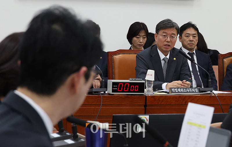 ▲김정원 헌법재판소 사무처장이 9일 서울 여의도 국회에서 열린 법제사법위원회 전체회의에서 의원 질의에 답하고 있다. 고이란 기자 photoeran@