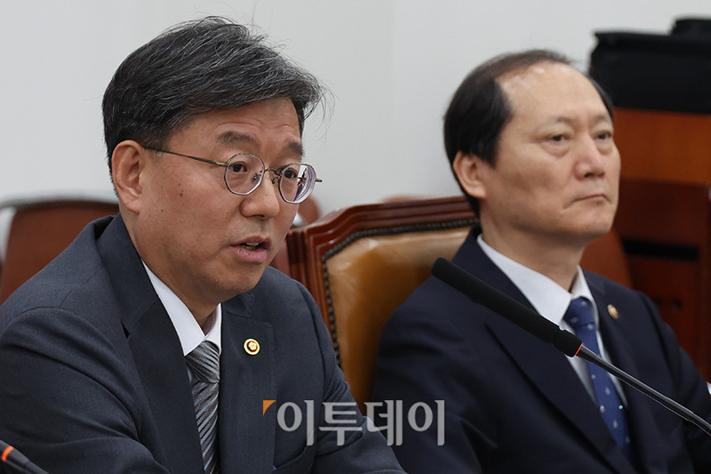 ▲김정원 헌법재판소 사무처장이 9일 서울 여의도 국회에서 열린 법제사법위원회 전체회의에서 의원 질의에 답하고 있다. 오른쪽은 이완규 법제처장. 고이란 기자 photoeran@