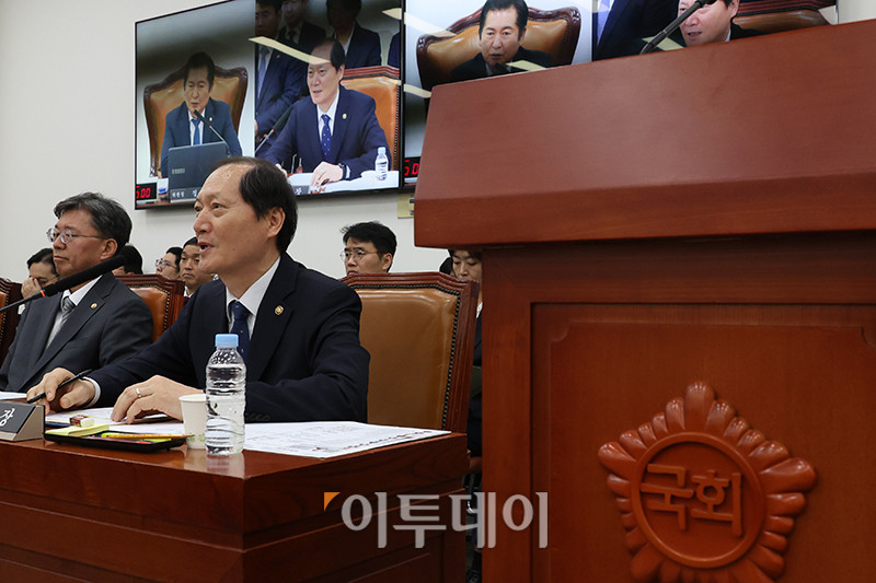 ▲이완규 법제처장이 9일 서울 여의도 국회에서 열린 법제사법위원회 전체회의에서 정청래 위원장의 질의에 답하고 있다. 고이란 기자 photoeran@