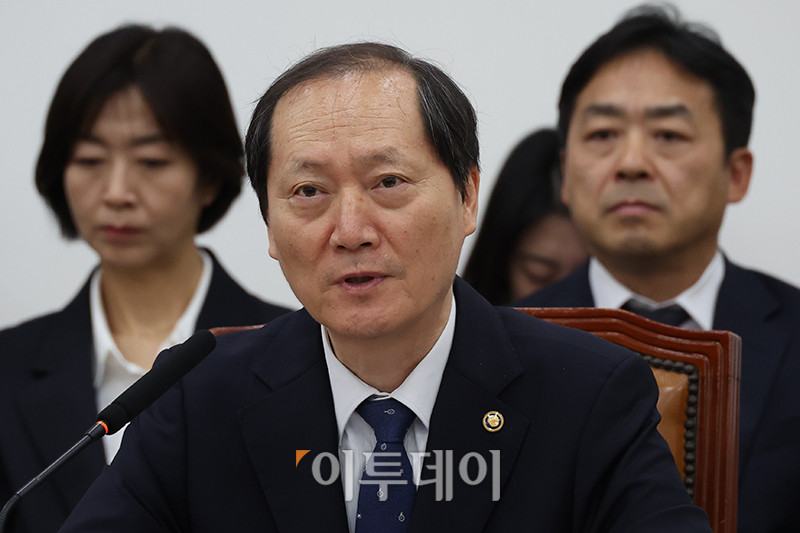 ▲이완규 법제처장이 9일 서울 여의도 국회에서 열린 법제사법위원회 전체회의에서 의원 질의에 답하고 있다. 고이란 기자 photoeran@