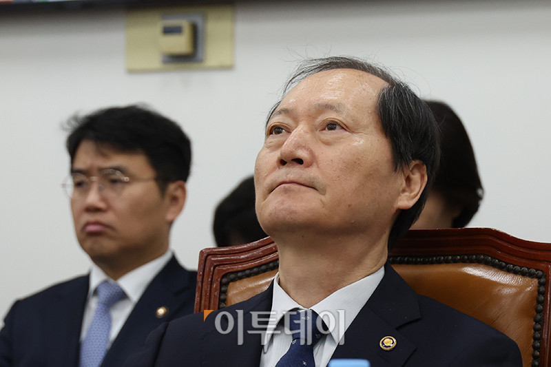 ▲이완규 법제처장이 9일 서울 여의도 국회에서 열린 법제사법위원회 전체회의에 참석하고 있다. 고이란 기자 photoeran@