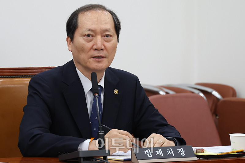 ▲이완규 법제처장이 9일 서울 여의도 국회에서 열린 법제사법위원회 전체회의에서 의원 질의에 답하고 있다. 고이란 기자 photoeran@