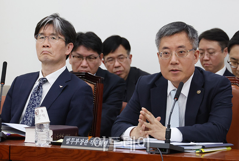 ▲김석우 법무부 장관 직무대행이 9일 서울 여의도 국회에서 열린 법제사법위원회 전체회의에서 의원 질의에 답하고 있다. 왼쪽은 오둥운 고위공직자범죄수사처장. 고이란 기자 photoeran@