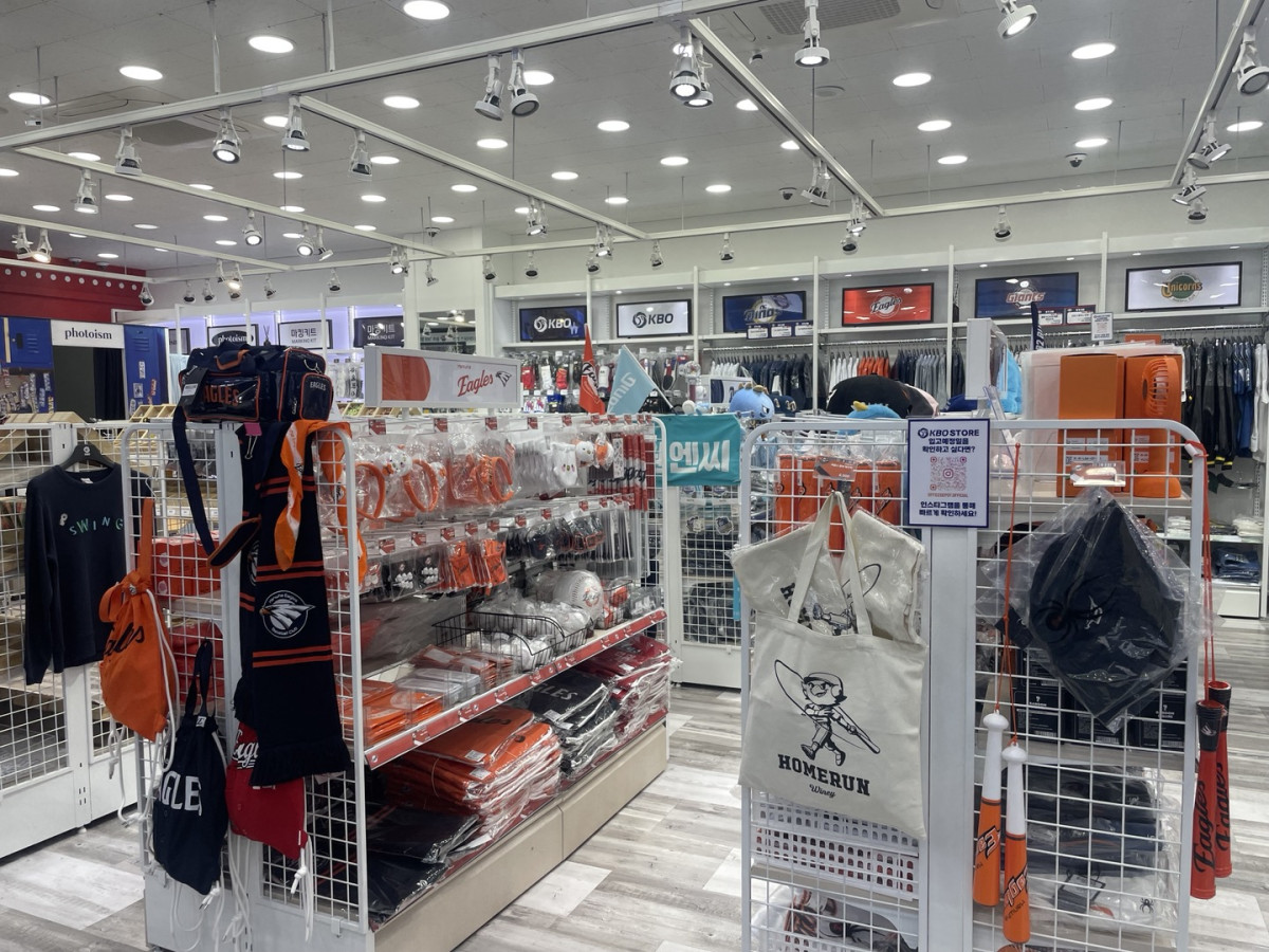 ▲매장 내 가장 인기가 많은 한화 이글스 매대. (한종욱 기자 onebell@)