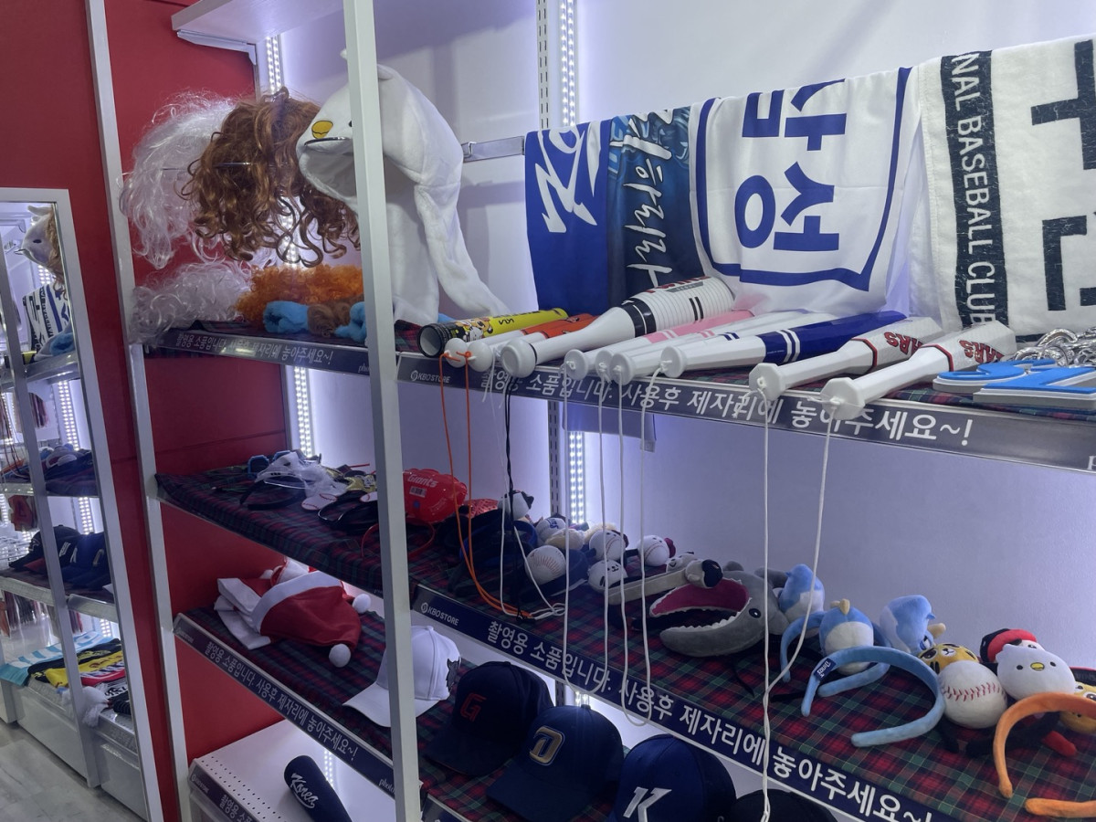 ▲매장 내 마련된 포토부스에서는 다양한 구단별 상품을 무료로 착용한 뒤 사진을 찍을 수 있다. (한종욱 기자 onebell@)