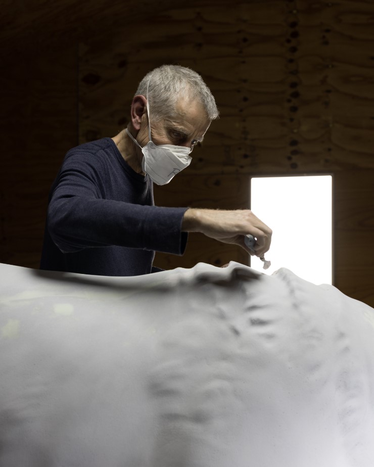 ▲작업 중인 론 뮤익의 모습 (고티에 드블롱드)