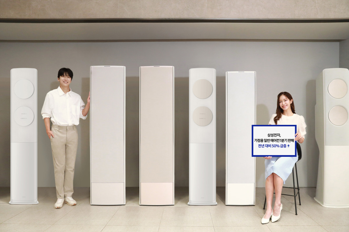 ▲삼성전자 모델이 2025년형 가정용 인공지능(AI) 에어컨 라인업을 소개하고 있다. (사진제공-삼성전자)