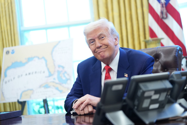 ▲9일(현지시간) 도널드 트럼프 미국 대통령이 백악관에서 행정명령에 서명하고 있다. 워싱턴D.C./UPI연합뉴스