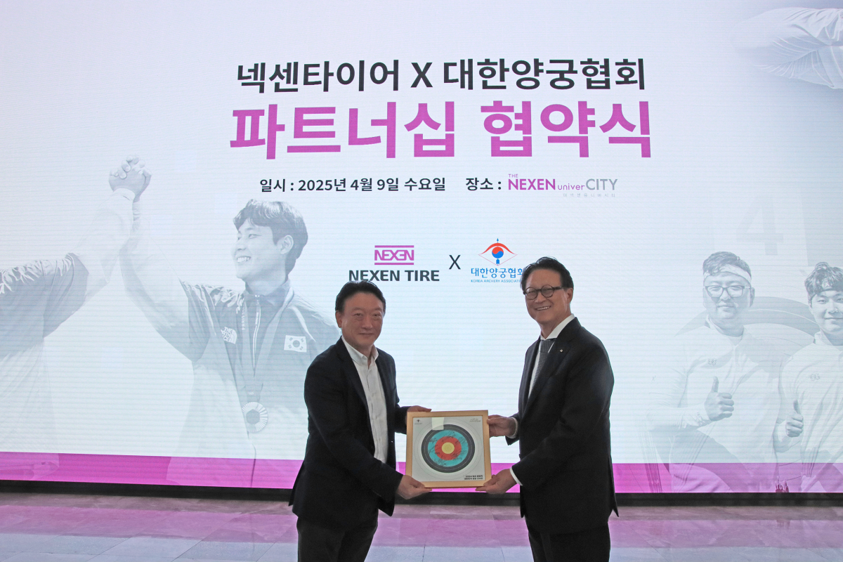 ▲김현석 넥센타이어 사장(왼쪽)과 한규형 대한양궁협회 부회장이 대한양궁협회 공식 파트너십 협약 체결 후 기념촬영을 하고 있다. (사진=넥센타이어)