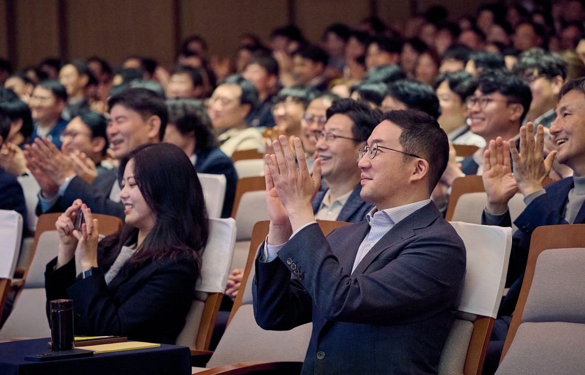 ▲9일 경기도 이천 LG인화원에서 열린 LG 어워즈에서 구광모 (주)LG 대표가 수상팀을 축하하며 격려하고 있다. (사진제공=LG)