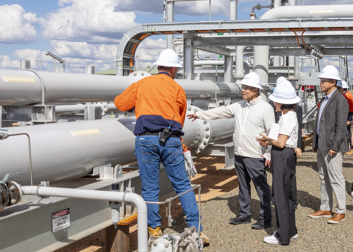 ▲장인화 포스코그룹 회장(왼쪽 두 번째)이 9일 호주 퀸즐랜드주 세넥스에너지 가스전 현장을 찾아 사업을 점검하고 있다. (사진제공=포스코그룹)