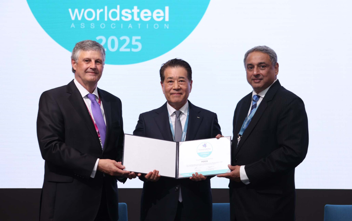 ▲포스코가 4년 연속 지속가능성 최우수 멤버(Sustainability Champion)에 선정됐다. 왼쪽부터 에드윈 바쏜 세계철강협회 사무총장, 장인화 포스코그룹 회장, 나렌드란 세계철강협회장 겸 타타스틸 회장. (사진제공=포스코그룹)