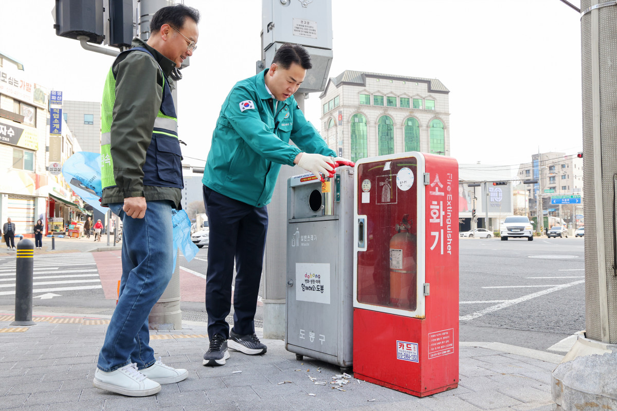 ▲오언석 도봉구청장이 담배꽁초 전용 수거함에 버려진 담배꽁초를 수거하고 있다. 사진제공-도봉구